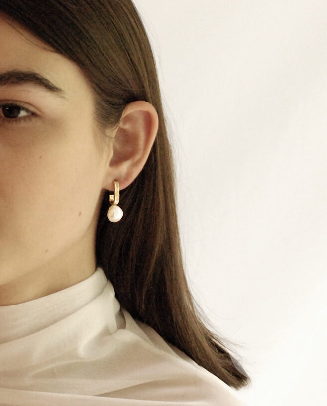 yellow gold earrings and white pearls earrings
