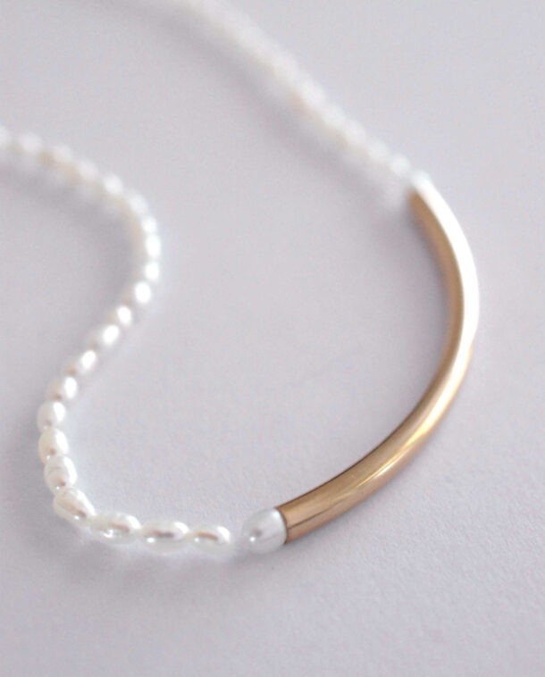 gold and white pearls necklace