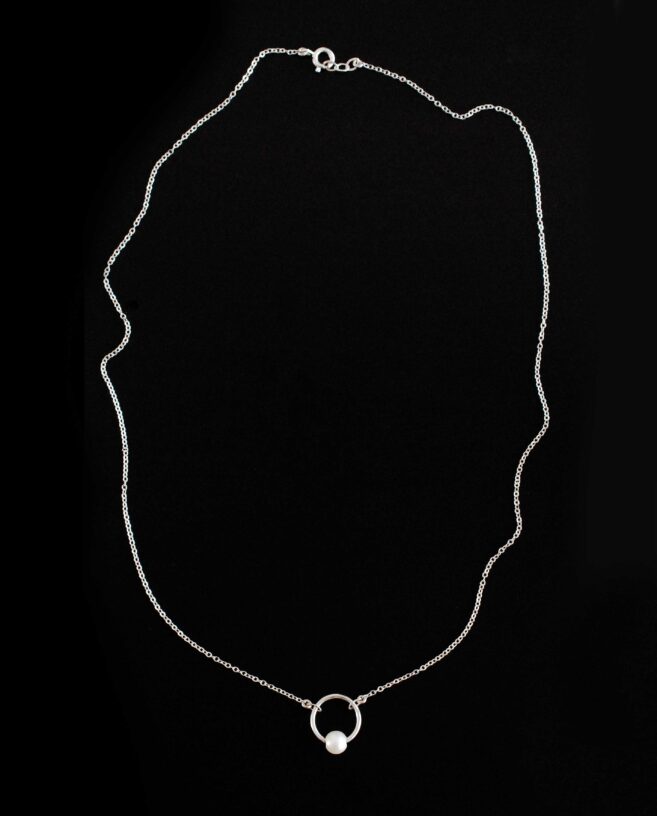 minimalist pearl necklace